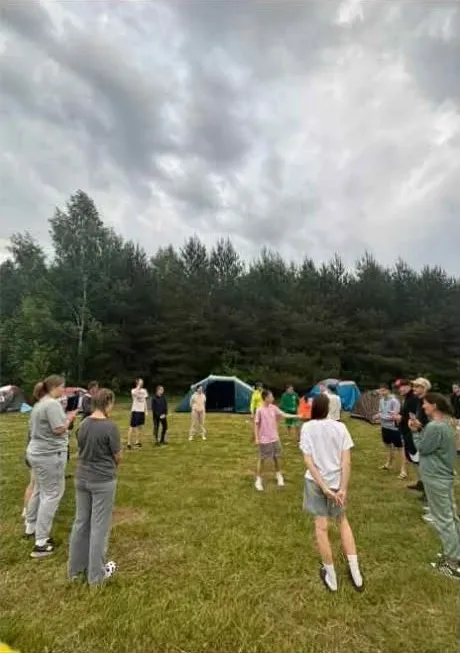 Palapinės pievoje prie miško